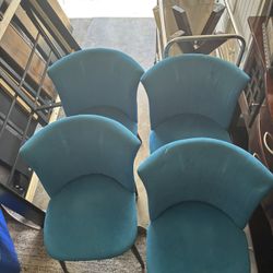 10 Blue Chairs 