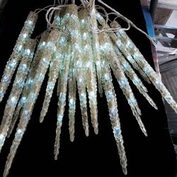 (1) 19 Piece 15",12"long, Twinkling icicle Lights
