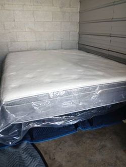 Like new pillowtop hybrid queen size mattress