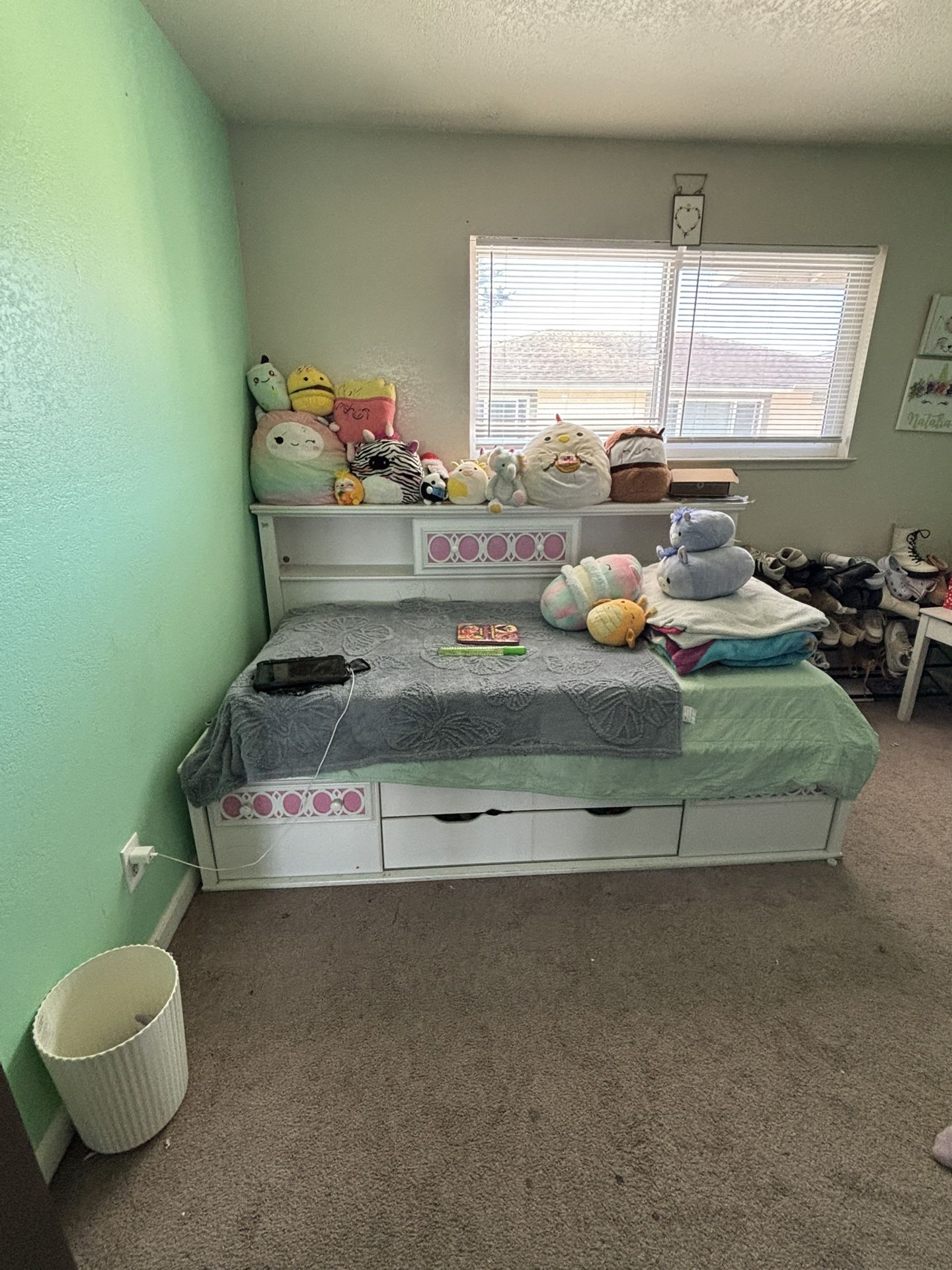 Bed/ Furniture