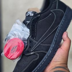 Travis Scott X Jordan 1 low BLACK PHANTOM