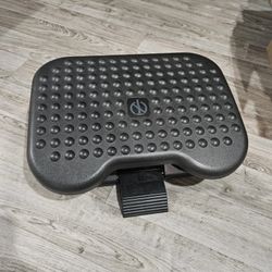 Swiveling foot rest with adjustable height