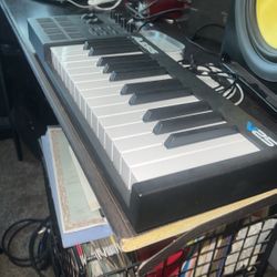 Alesis MIDI controller Piano Keys Drum Machine 