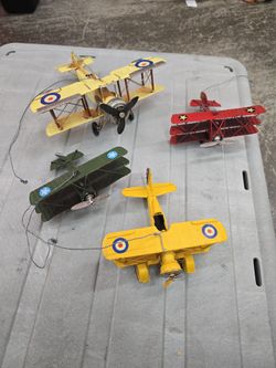 4 Metal vintage airplanes
