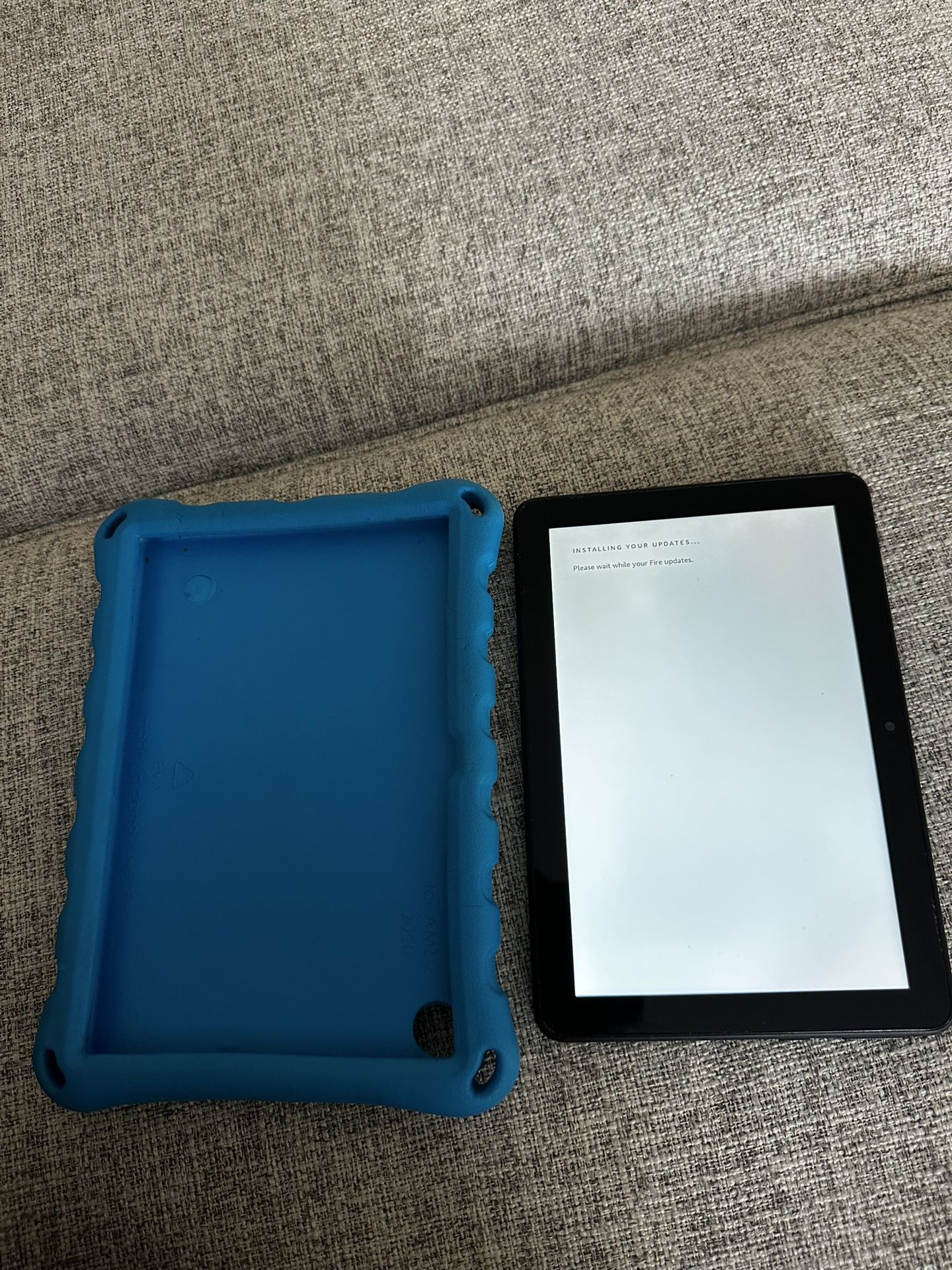 Amazon Fire HD 8 tablet, 8" HD display, 64 GB With Case And Charger
