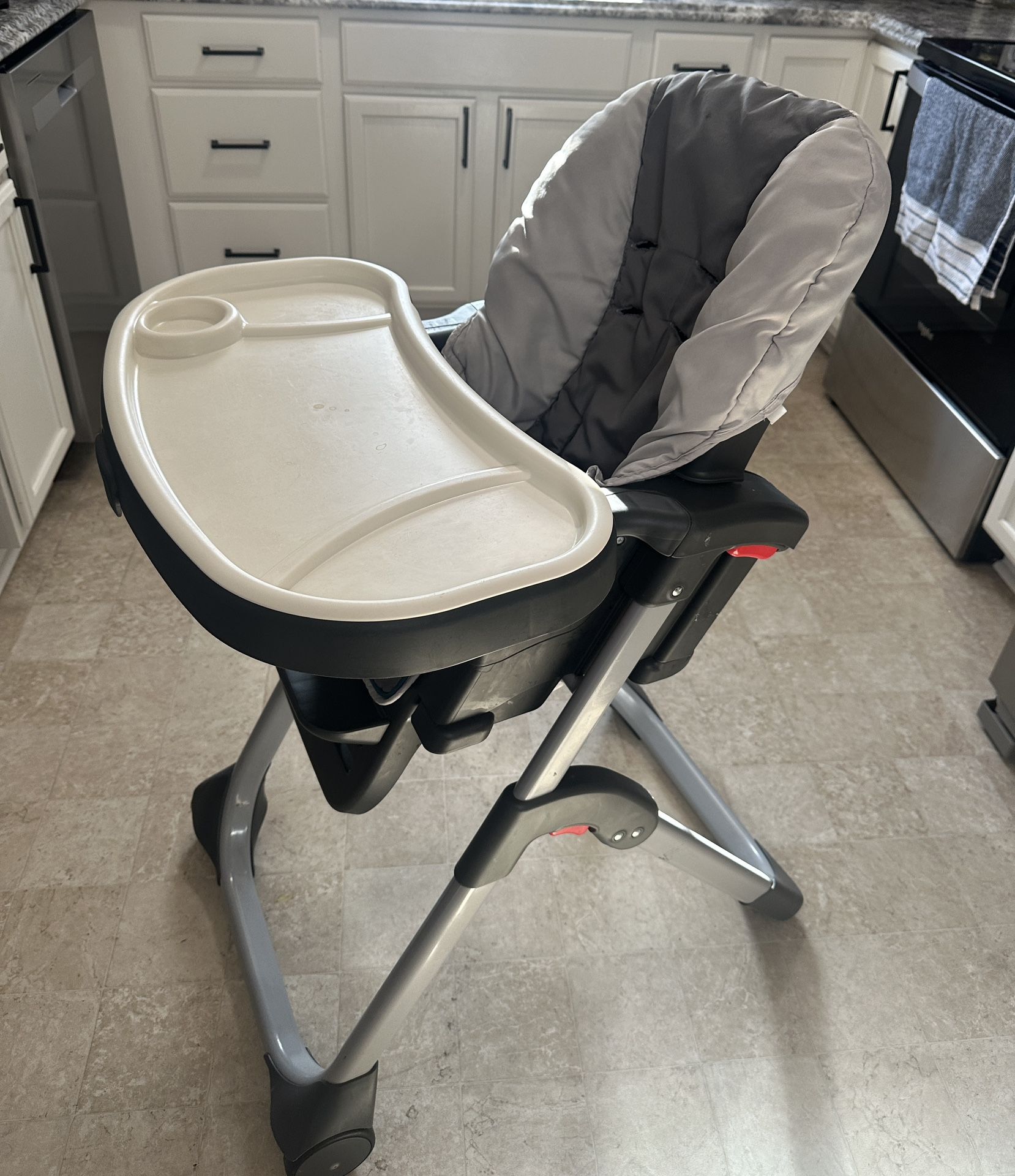 Graco Infant Highchair One-Hand Removable Tray.