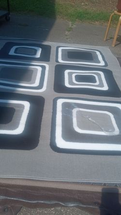 New 5/7 area rug