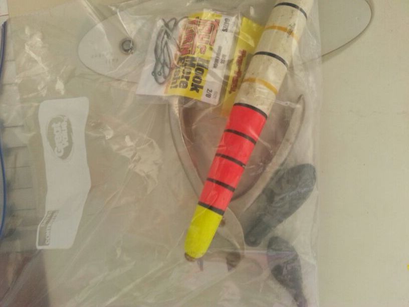 Photo Small lot of fishing items