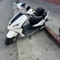 Piaggio Fly 150 Scooter
