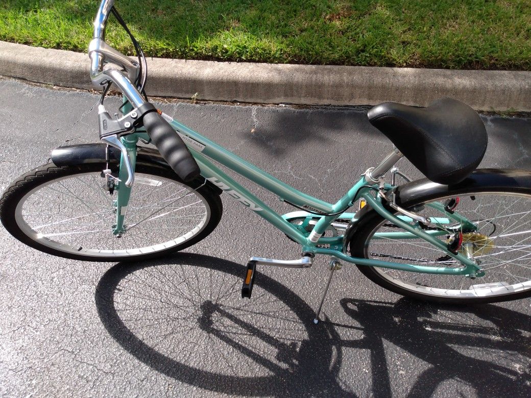 Huffy Hyde Park Women's Cruiser Bicycle 27.5"