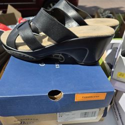 Ladies black cushion step sandals by GH bass & Company, size 9 medium