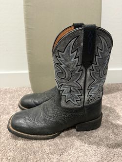 Men’s boots size 9