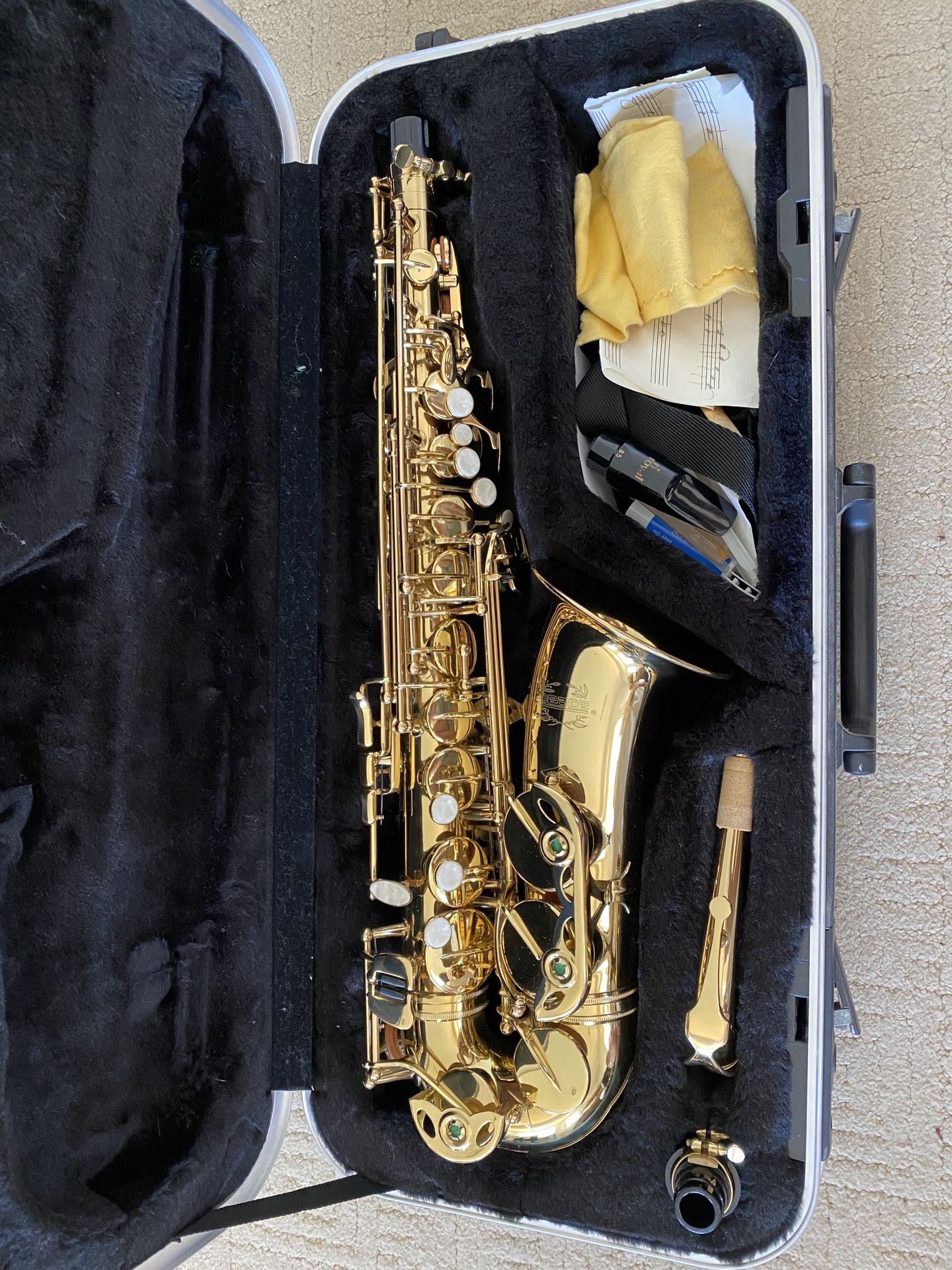 Alto Saxophone - Almost NEW condition