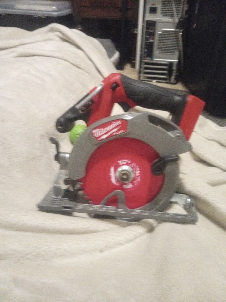 Milwaukee 2833-20 Fuel  6 1/2 In Circular Saw Fue $75