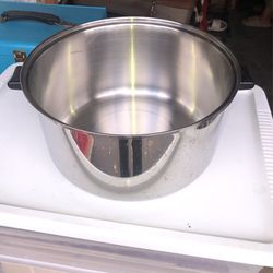 8 Q Stainless Steel  Pot W Lid 