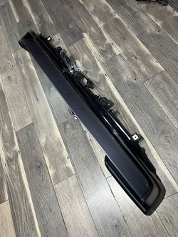 2025-2026 TESLA MODEL Y  JUNIPER REAR MIDDLE CENTER TRUNK LID TAIL LIGHT BAR ASSEMBLY GENUINE OEM WITH A LITTLE SCRATCH SEE DESCRIPTION