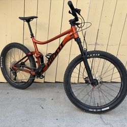 2024 Giant Stance - Medium - Full suspension MTB like new
