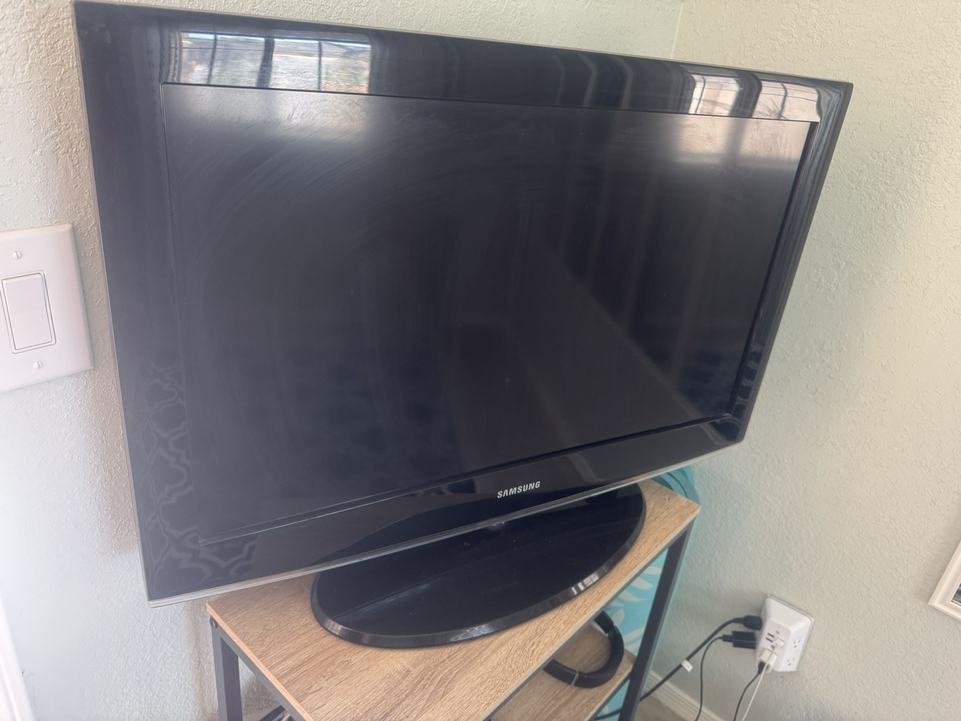 Great Older Model Samsung Tv, 32 Inch, Works Great