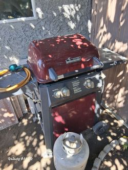Asador de gas con tanque y conexión