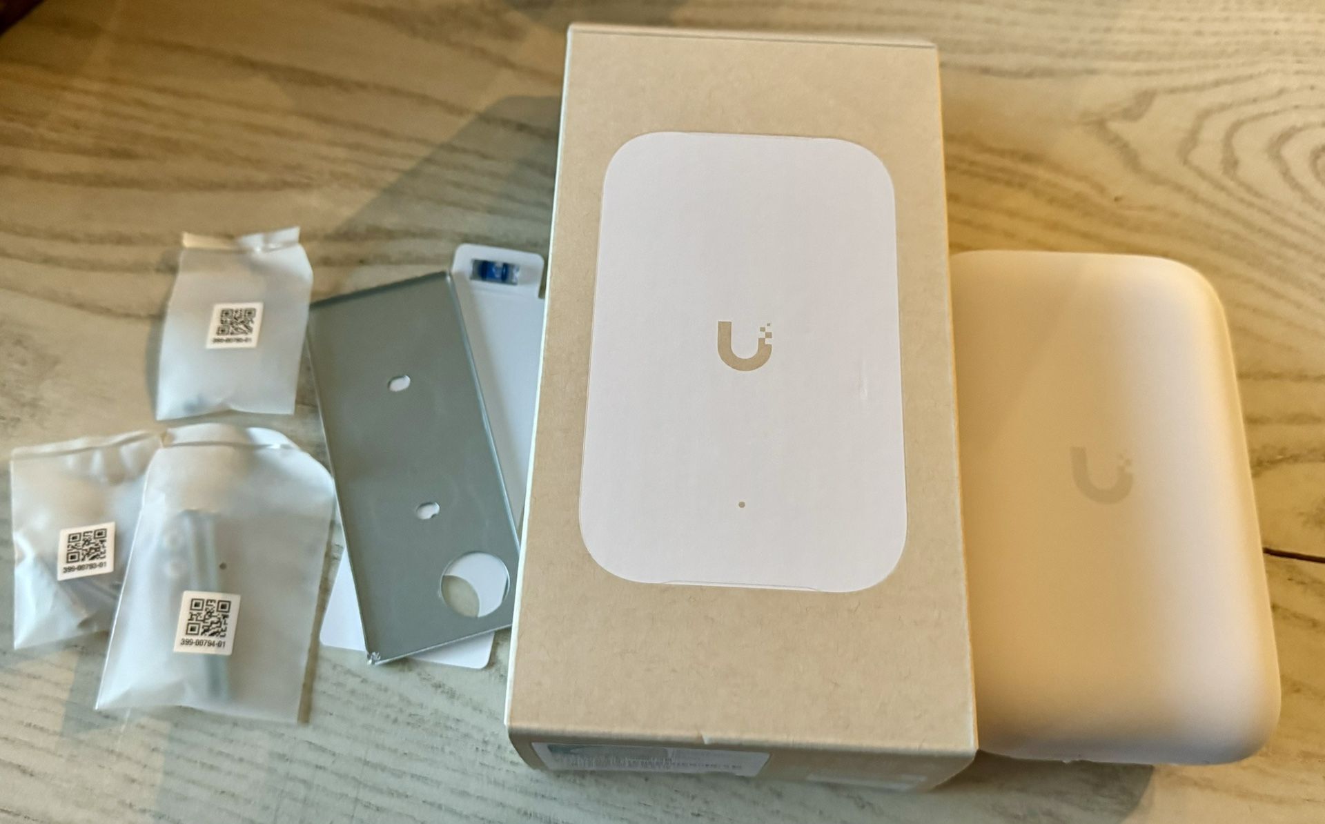 Unifi Ubiquity Swiss Army Knife UK-Ultra & Omni Antenna & Desktop Stand Kit