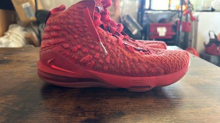 Nike tennis shoes.!!good condition. Size 7Y.!!