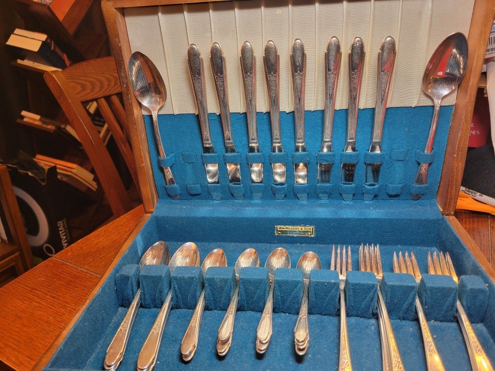 Flatware Cutlery Silverware Wm. Rogers Silverplate 50 pc. set