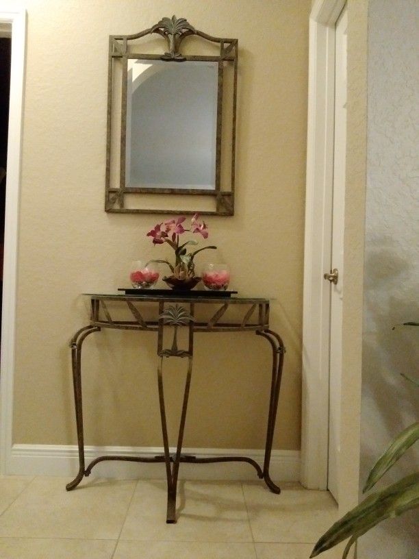 Accent  Table  With  Mirror    