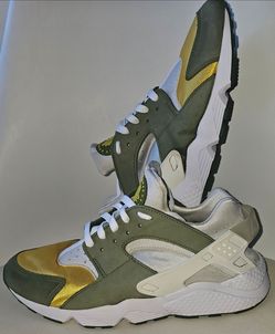 Nike Air Huarache
Stussy Dark Olive (2021)
Size 11.5
Pre-loved 
Excellent condition 
Super clean 
No box
Pls see all pictures for details