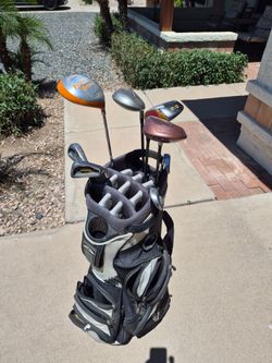 Golf bag with clubs