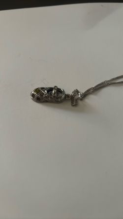 Cadena De Plata Con Un Zapatito De Plata También 