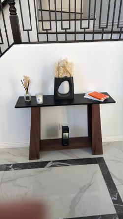 Entry table console