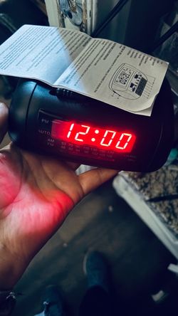 Radio reloj y alarma
