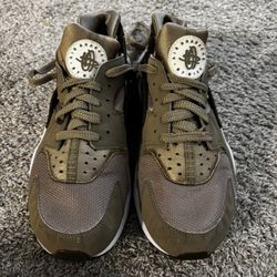 Nike Air Huarache Sneakers – Gold / Olive – Size US 10