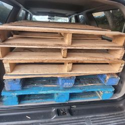 (6)PALLETS WOODEN GREAT CONDITION


