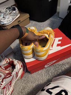 Nike Dunk university gold