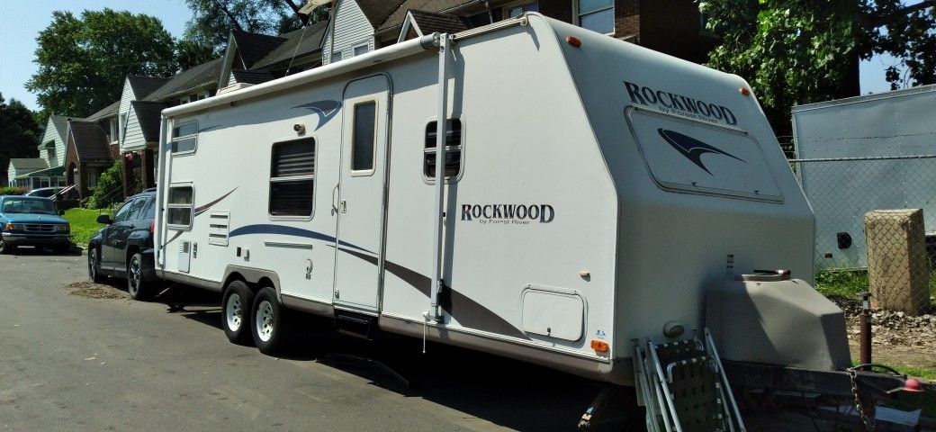 26t  2005 Double Bunk Full Shower. $7500