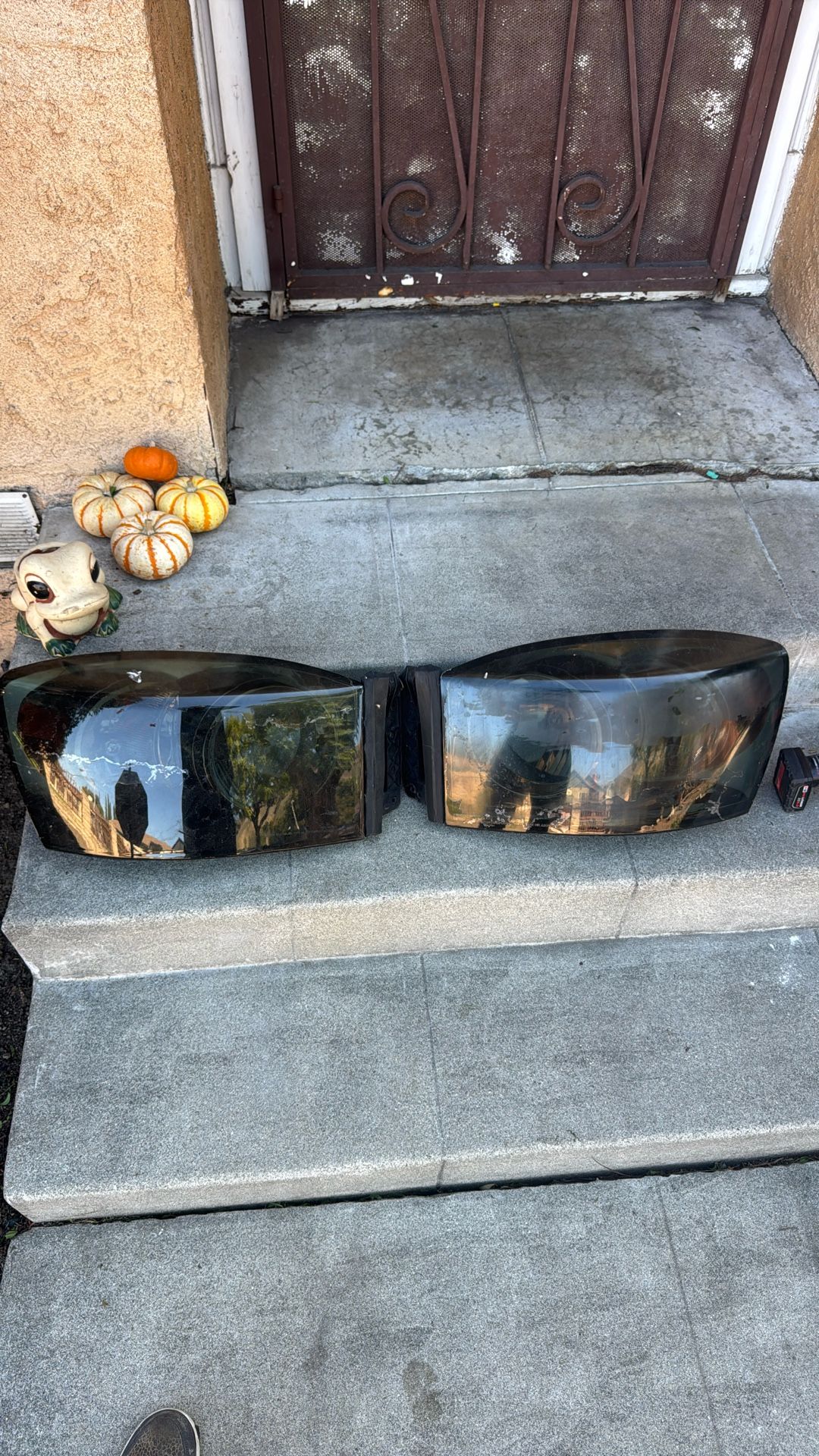 The 2007 Dodge Ram 2500 Headlights