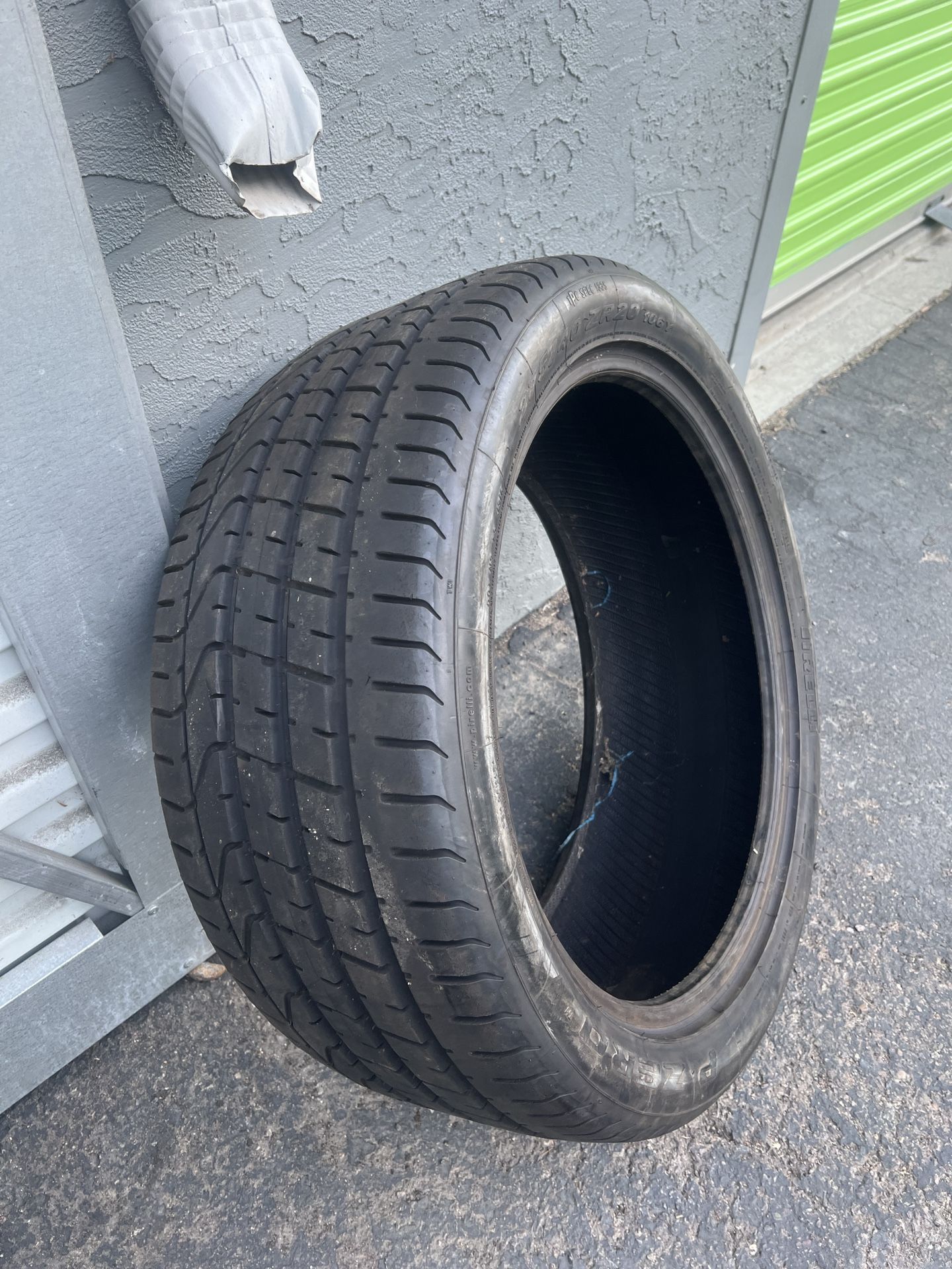 275/40/20 Tire