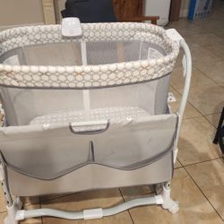 Portable Baby Bassinet with Storage – Excellent Condition