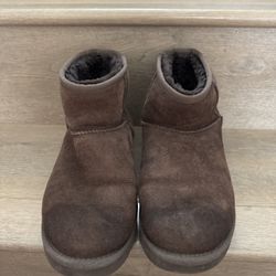 UGG 
