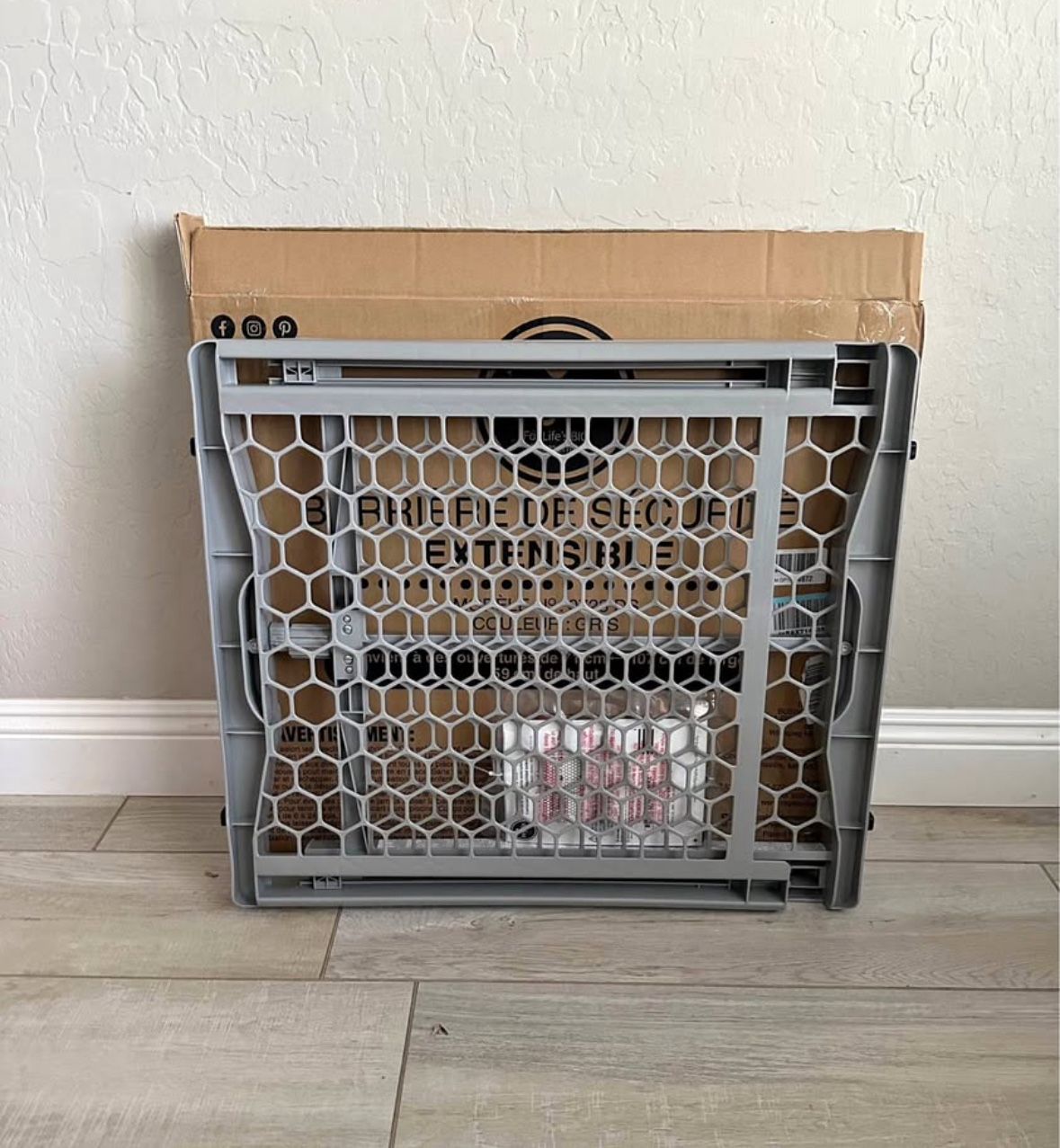 Adjustable Pet Gate / Baby Gate - Fits Openings 28” - 42”