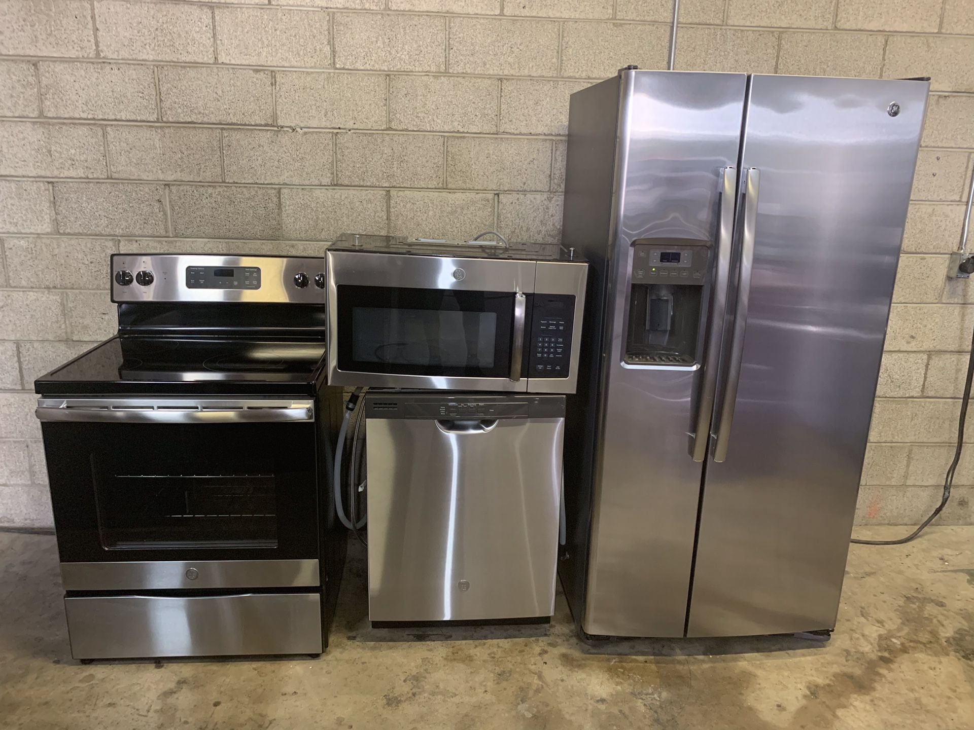 VERY NICE SET OF GE STAINLESS STEEL KITCHEN APPLIANCES SET