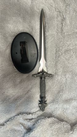 Dagger With Stand