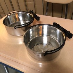 Pair of brand new extra large heavy duty dog bowls, with attachments hook up to kennel👍🏻 For large dogs 🐕
