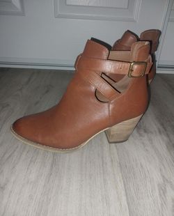 REBA ANKLE BOOTS SIZE 10