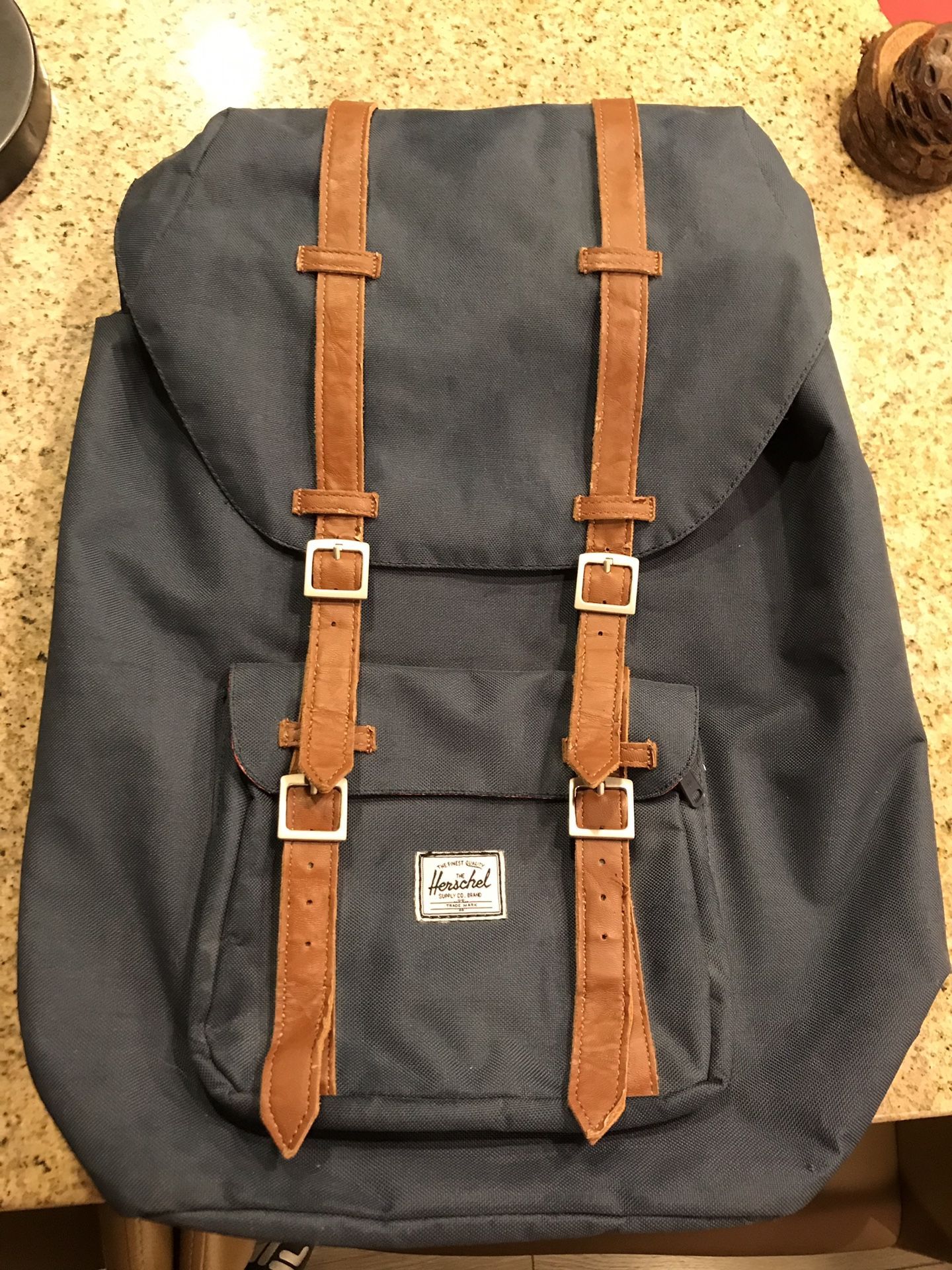 Herschel retreat mid volume backpack