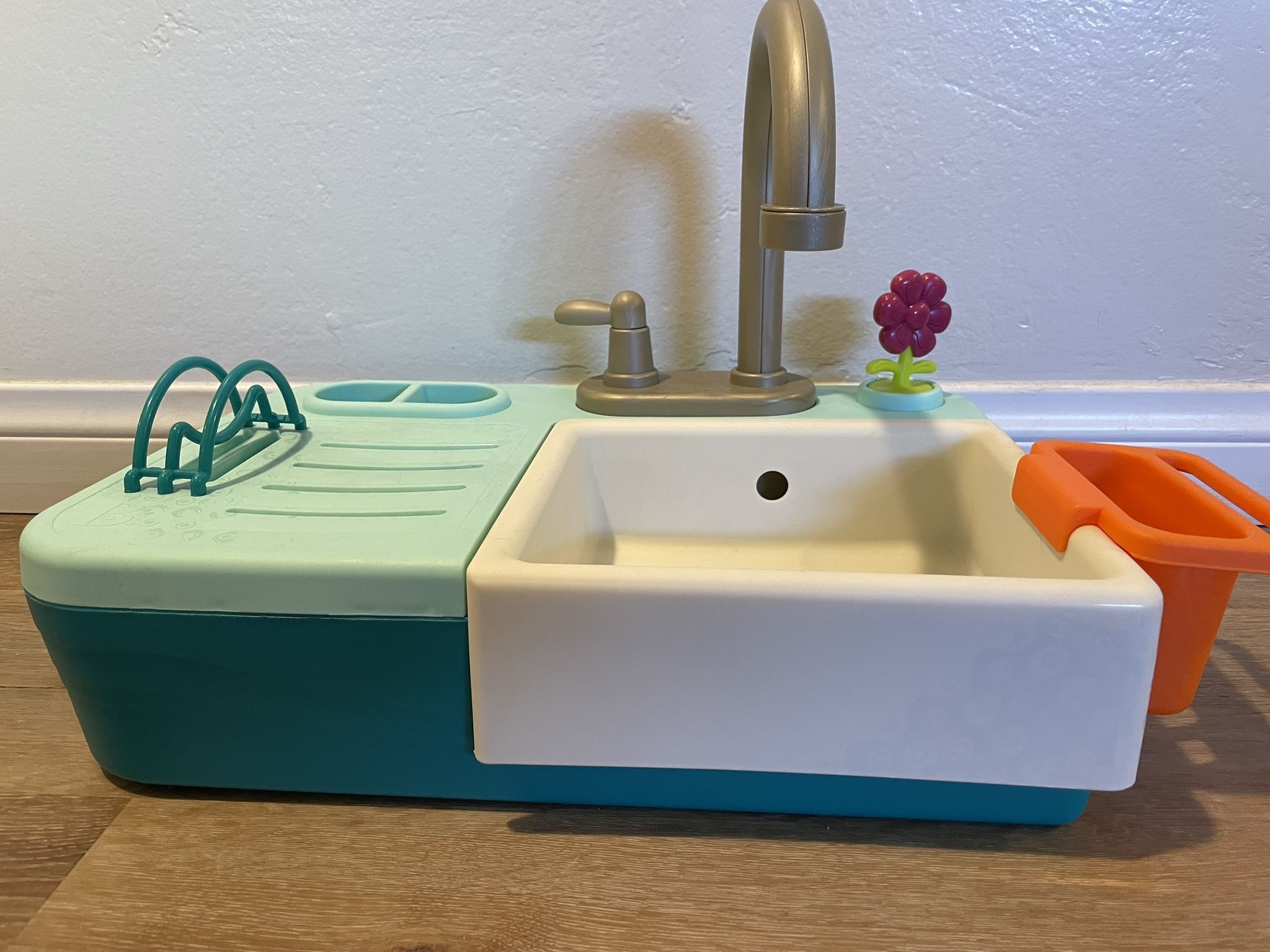 🚰 Gently Used Splash-n-Scrub Play Sink - Perfect for Your Little Helper! 🚰