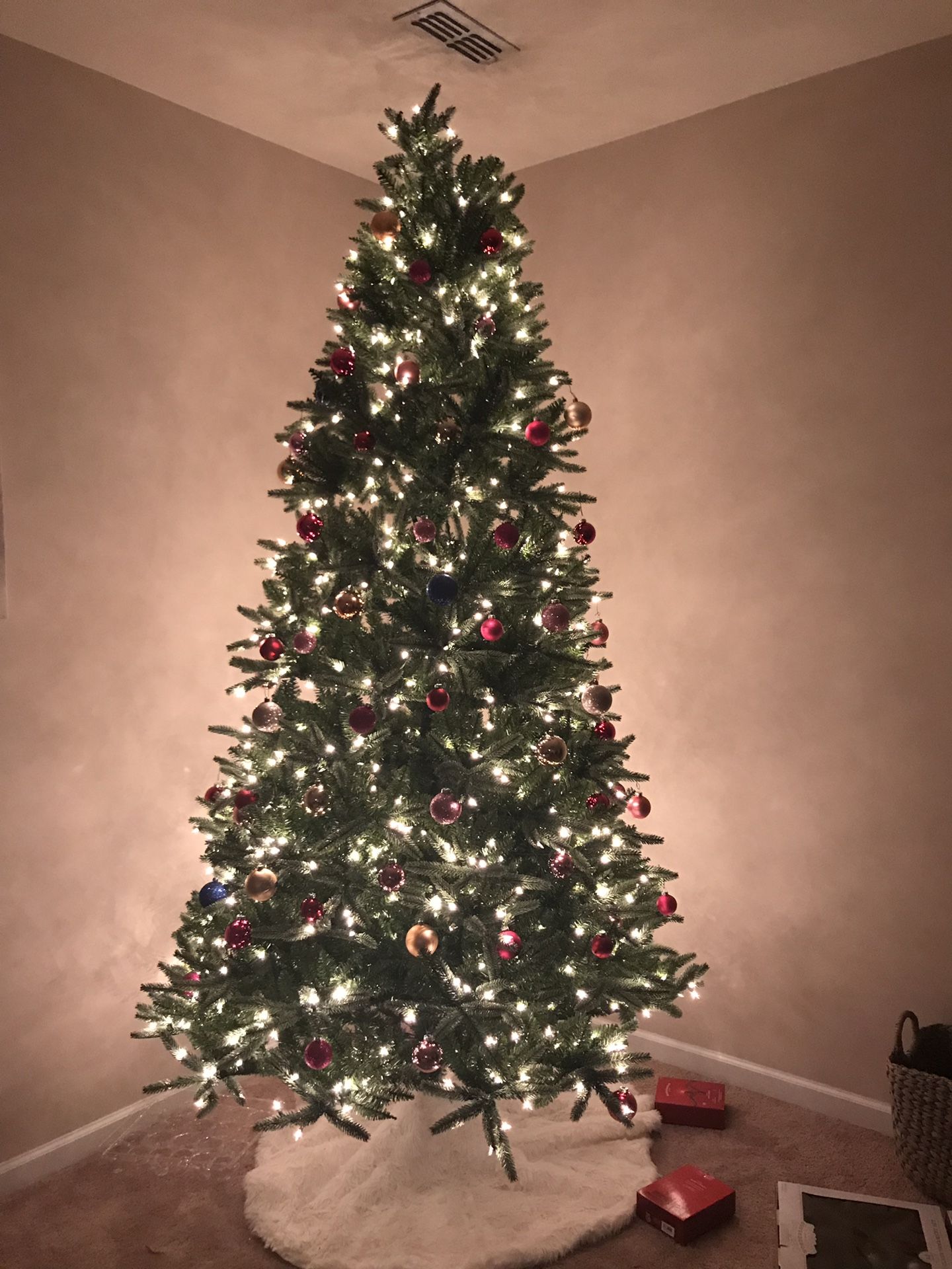 DONNER & BLITZEN 9' Pre-Lit Montana Fir Christmas Tree