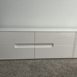 Beautiful White Dresser 4 Drawer 