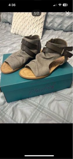 New Women/ Girls Sandals (Size 6)